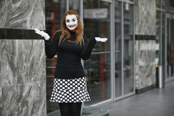 Comment former les acteurs de théâtre à l'art de l'improvisation pour renforcer leur expressivité scénique ?